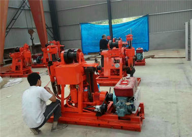 สว่านเจาะกระแทกแบบสมรรถนะสูง Rig ความลึก 100-180 เมตรด้วยอุปกรณ์ให้อาหารอัตโนมัติแบบไฮดรอลิค